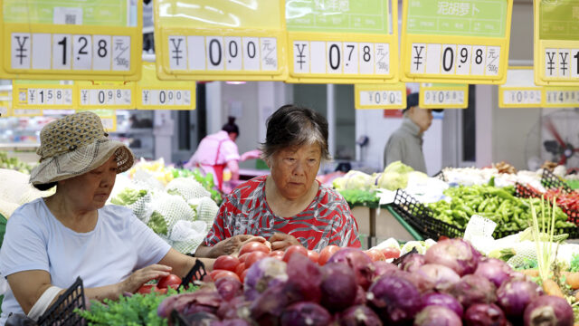 Consumers buy vegetables at a supermarket in Zaozhuang, East China’s Shandong province, Aug 9, 2023.