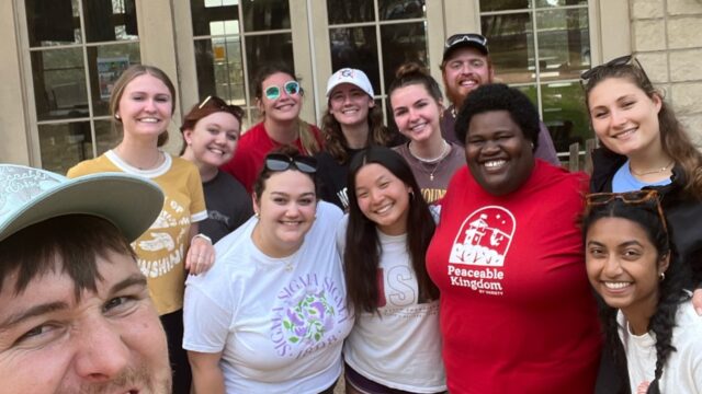 Photo of the Peaceable Kingdom Alternative Spring Break group.