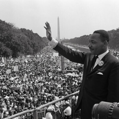US civil rights leader Martin Luther King (C) waves to supporters on August 28, 1963 on the Mall in Washington DC (Washington Monument in background) during the 